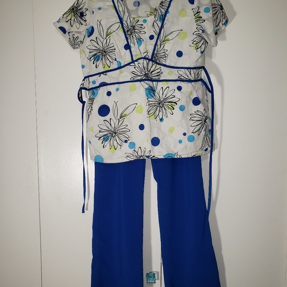 Scrub top - Picture 2 of 4